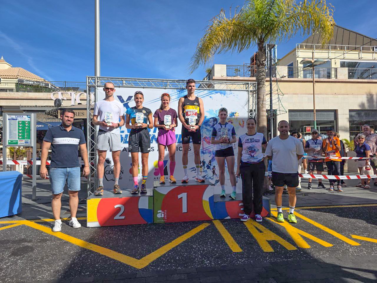 La San Silvestre Golden Mile de Playa de Las Américas ha sido todo un éxito para Arona, con la atleta Tereza Hrochova batiendo el récord de la prueba con un tiempo de 16:13. Este evento, organizado por el Ayuntamiento de Arona, ha reunido a más de mil corredores en esta edición, convirtiéndose en una de las citas deportivas más destacadas del sur de Tenerife.

Con un ambiente espectacular y un clima privilegiado, los participantes pudieron disfrutar de una carrera animada y festiva en pleno invierno. La salida y meta frente al Centro Comercial Oasis fueron testigos de la diversidad de corredores de todas las edades y niveles, con Hugo Daury y Tereza Hrochova como ganadores en la categoría absoluta.

Las carreras infantiles también fueron un éxito, demostrando que el deporte en Arona es una herramienta de inclusión y diversión para todas las edades. La entrega de trofeos, con la presencia de autoridades locales, cerró una jornada llena de respeto, convivencia y espíritu deportivo.

Arona despide el año 2025 con un evento deportivo que ha batido récords y ha demostrado la importancia del deporte en la identidad de la ciudad. La San Silvestre Golden Mile ya se prepara para su décima edición con aún más fuerza y entusiasmo. Hasta este momento, agradecemos a todos por hacerlo posible.