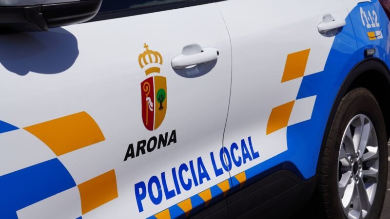 La presencia policial en El Fraile ha sido fundamental para mantener la seguridad y el orden en el barrio. Durante el mes de enero, la Policía Local de Arona llevó a cabo un total de 50 intervenciones en este núcleo, abordando diversas situaciones que afectan a la convivencia vecinal y la seguridad ciudadana.

Entre las principales acciones realizadas se encuentran la corrección de malos estacionamientos, la limpieza de enseres y la atención a accidentes de tráfico. Además, se gestionaron casos relacionados con pacientes psiquiátricos, incendios, uso de petardos, ruidos molestos, violencia de género y robo con violencia, demostrando la versatilidad y eficiencia de la actuación policial en la zona.

La coordinación con otros servicios públicos, como los sanitarios y los bomberos, fue fundamental para abordar las distintas situaciones de manera eficaz. Además, la oficina compartida con las Fuerzas y Cuerpos de Seguridad del Estado y la Policía Autonómica en El Fraile sigue siendo un recurso estratégico para el municipio, permitiendo una respuesta rápida a las incidencias y una mayor presencia policial en la zona.

En resumen, la labor de la Policía Local en El Fraile durante el mes de enero demostró su compromiso con la seguridad y el bienestar de los ciudadanos, actuando con prontitud y eficacia ante las diversas situaciones que se presentaron en el barrio.