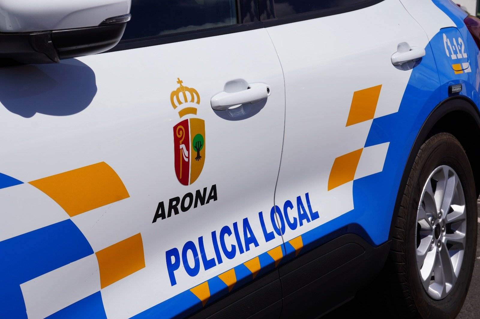 La presencia policial en El Fraile ha sido fundamental para mantener la seguridad y el orden en el barrio. Durante el mes de enero, la Policía Local de Arona llevó a cabo un total de 50 intervenciones en este núcleo, abordando diversas situaciones que afectan a la convivencia vecinal y la seguridad ciudadana.

Entre las principales acciones realizadas se encuentran la corrección de malos estacionamientos, la limpieza de enseres y la atención a accidentes de tráfico. Además, se gestionaron casos relacionados con pacientes psiquiátricos, incendios, uso de petardos, ruidos molestos, violencia de género y robo con violencia, demostrando la versatilidad y eficiencia de la actuación policial en la zona.

La coordinación con otros servicios públicos, como los sanitarios y los bomberos, fue fundamental para abordar las distintas situaciones de manera eficaz. Además, la oficina compartida con las Fuerzas y Cuerpos de Seguridad del Estado y la Policía Autonómica en El Fraile sigue siendo un recurso estratégico para el municipio, permitiendo una respuesta rápida a las incidencias y una mayor presencia policial en la zona.

En resumen, la labor de la Policía Local en El Fraile durante el mes de enero demostró su compromiso con la seguridad y el bienestar de los ciudadanos, actuando con prontitud y eficacia ante las diversas situaciones que se presentaron en el barrio.