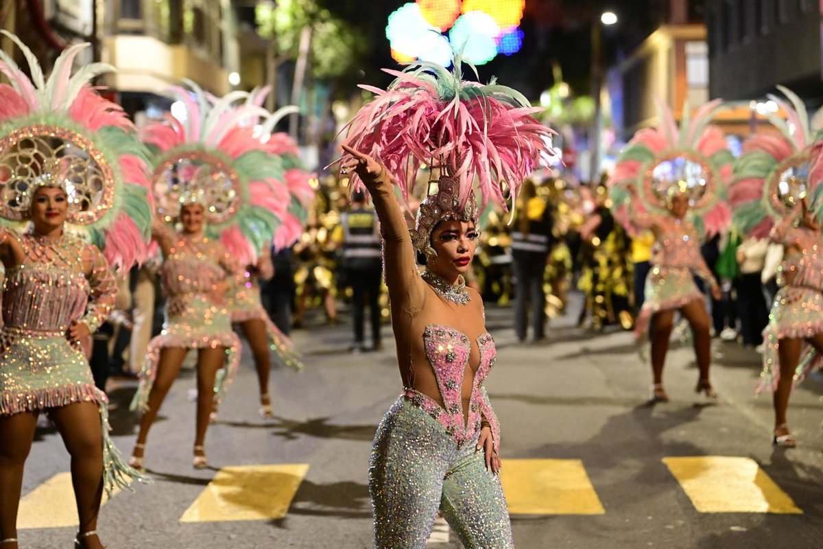 La presentación de aspirantes al trono del Carnaval de Las Palmas de Gran Canaria provoca cortes de tráfico este sábado.