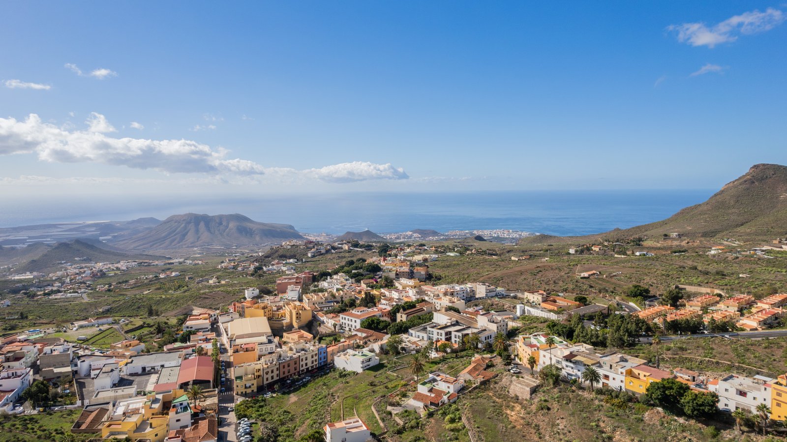 Las nuevas viviendas protegidas en Arona representan una inversión significativa en el sector de la vivienda pública en Tenerife. Con un total de 59 viviendas y plazas de garaje, este proyecto busca satisfacer la creciente demanda de vivienda asequible en la zona.

El apoyo financiero de la Unión Europea a través del Plan de Recuperación, Transformación y Resiliencia destaca la importancia de este tipo de iniciativas para promover la igualdad de acceso a la vivienda en la región. Además, se han implementado medidas de control estrictas para garantizar la transparencia y el cumplimiento de las normativas pertinentes durante todo el proceso de construcción.

Las empresas interesadas en participar en la licitación para la ejecución de estas obras tienen hasta el 30 de enero de 2026 para presentar sus ofertas. Esta oportunidad representa un compromiso con la construcción de vivienda pública de calidad y la mejora de las condiciones de vida de los ciudadanos en Arona y Tenerife en general.
