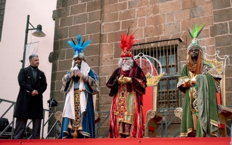 Los Reyes Magos llegan a La Laguna para repartir regalos y alegría, recibidos por el alcalde y la Corporación.