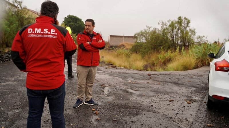 Los servicios públicos y áreas de Arona continúan trabajando en diferentes puntos del municipio y monitorean la evolución de la tormenta, sin reportarse incidencias significativas.
  

  
      
          
                  
                      
                      
                      
                  
              
                  
                      
                      
                      
                  
              
      
  

  
  El Plan de Emergencias Municipal de Arona ha sido activado en su fase operativa bajo la supervisión del Cecopal. En una reunión presidida por el alcalde José Julián Mena, los técnicos y servicios municipales analizaron las incidencias y acciones tomadas por las lluvias, reforzando las medidas de precaución ante el posible empeoramiento de la situación en las próximas horas.
  
    El alcalde de Arona, José Julián Mena ha inspeccionado las zonas más vulnerables del municipio, donde se han registrado incidentes en el pasado durante condiciones meteorológicas adversas, para conocer de primera mano la situación y agradecer el arduo trabajo de los efectivos de las áreas, los servicios municipales, la Policía Local y Protección Civil.

    Durante la jornada del sábado, se ha puesto en marcha el Plan de Emergencias Municipal (PEMU) bajo la supervisión del Cecopal, tras la reunión presidida por Mena con los técnicos municipales y los servicios públicos del Ayuntamiento de Arona. En dicha reunión se han evaluado las incidencias y acciones tomadas por las lluvias en los puntos más críticos del municipio o que han sido afectados por el mal tiempo.