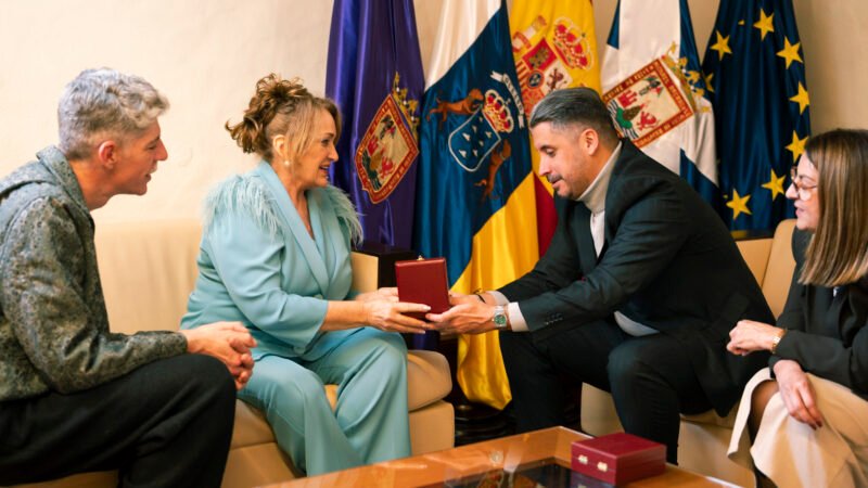 Luis Yeray Gutiérrez recibe a la candidata lagunera a Reina de los Mayores del Carnaval