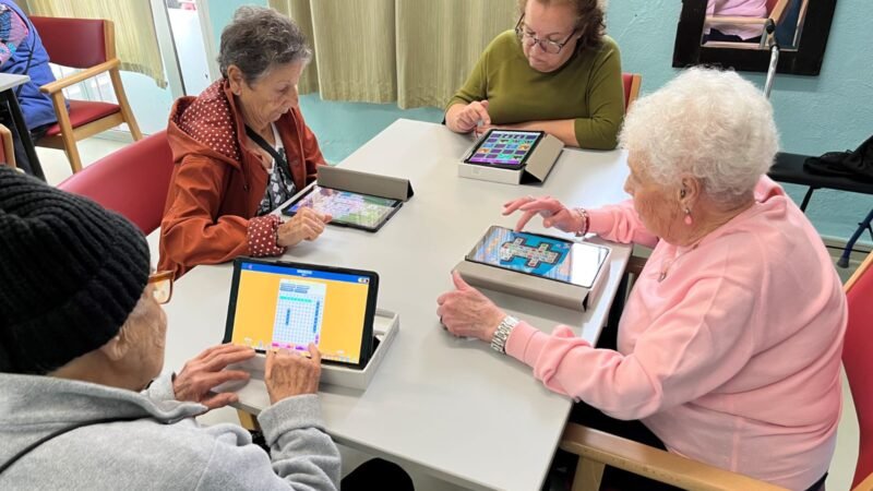 Mayores del Centro de Día Acaymo se formarán en digitalización y nuevas tecnologías