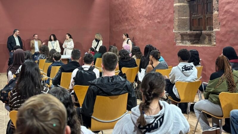 Recepción de estudiantes Erasmus del IES Marina Cebrián en el Ayuntamiento de La Laguna.