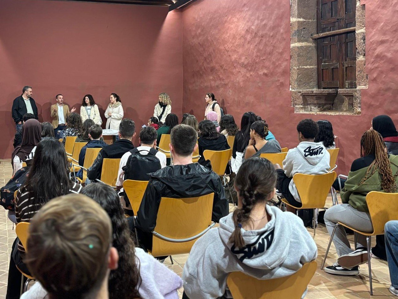 Recepción de estudiantes Erasmus del IES Marina Cebrián en el Ayuntamiento de La Laguna.