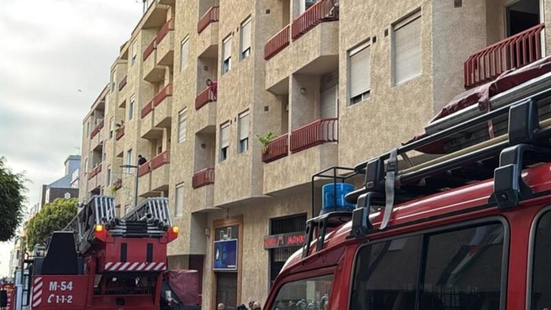 Un fallecido y dos personas hospitalizadas tras incendio en edificio de La Laguna (Tenerife)