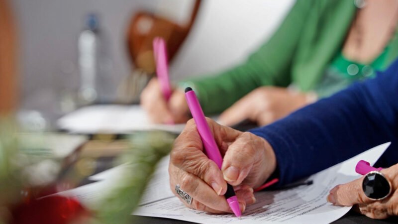 la noticia original:

El pasado viernes, el presidente de Estados Unidos firmó una nueva ley que busca aumentar la seguridad en las escuelas. Esta medida fue impulsada después de los recientes tiroteos en centros educativos que han conmocionado al país.

La nueva legislación incluye la asignación de fondos adicionales para mejorar la infraestructura de las escuelas, así como para contratar más personal de seguridad y capacitación para maestros y alumnos en caso de emergencia.

Además, se establecen medidas para prevenir el acceso de armas de fuego a las escuelas y se promueve la creación de programas de prevención del acoso y la violencia escolar.

El presidente afirmó que esta ley es un paso importante para garantizar la seguridad de los estudiantes y prevenir tragedias como las ocurridas en el pasado.