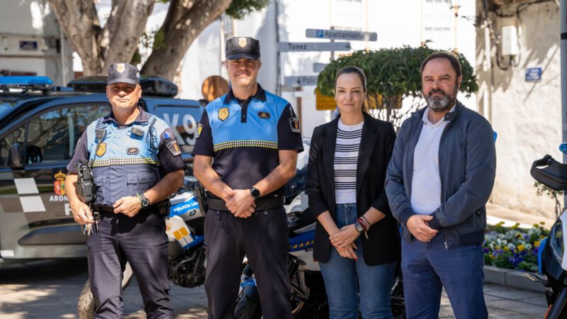Arona fortalece la seguridad en el municipio con la incorporación de seis nuevos vehículos para la Policía Local

El Ayuntamiento de Arona ha presentado seis nuevos vehículos destinados a la Policía Local con el objetivo de reforzar la seguridad ciudadana, mejorar la capacidad de respuesta ante emergencias y seguir modernizando los recursos del cuerpo policial. La flota presentada incluye cuatro motocicletas para la Unidad de Tráfico, un furgón de atestados y un vehículo adaptado para la Unidad Canina (K9). Estos nuevos medios cuentan con equipamiento actualizado que mejora la seguridad de los agentes y la eficacia en las intervenciones en la vía pública.

Las motocicletas permitirán reforzar las labores de vigilancia y regulación del tráfico, facilitando la intervención rápida en accidentes, incidencias viales y situaciones de emergencia. El furgón de atestados funcionará como una unidad móvil de trabajo, permitiendo a los agentes realizar actuaciones completas en el lugar de los hechos. Por su parte, el vehículo adaptado para la Unidad Canina garantiza el traslado seguro de los perros policía.

Con esta iniciativa, el Ayuntamiento de Arona demuestra su compromiso con la seguridad de los ciudadanos y la modernización de los recursos policiales en el municipio. Este nuevo vehículo mejora la seguridad y el bienestar animal en operativos policiales.