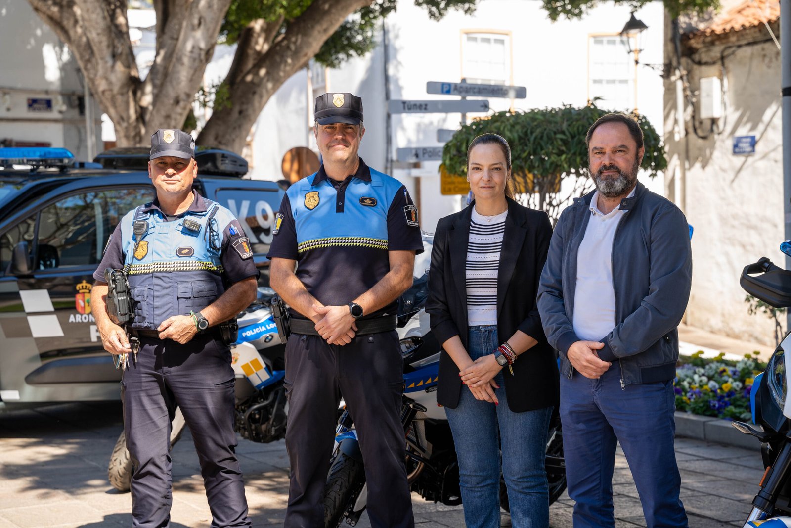 Arona fortalece la seguridad en el municipio con la incorporación de seis nuevos vehículos para la Policía Local

El Ayuntamiento de Arona ha presentado seis nuevos vehículos destinados a la Policía Local con el objetivo de reforzar la seguridad ciudadana, mejorar la capacidad de respuesta ante emergencias y seguir modernizando los recursos del cuerpo policial. La flota presentada incluye cuatro motocicletas para la Unidad de Tráfico, un furgón de atestados y un vehículo adaptado para la Unidad Canina (K9). Estos nuevos medios cuentan con equipamiento actualizado que mejora la seguridad de los agentes y la eficacia en las intervenciones en la vía pública.

Las motocicletas permitirán reforzar las labores de vigilancia y regulación del tráfico, facilitando la intervención rápida en accidentes, incidencias viales y situaciones de emergencia. El furgón de atestados funcionará como una unidad móvil de trabajo, permitiendo a los agentes realizar actuaciones completas en el lugar de los hechos. Por su parte, el vehículo adaptado para la Unidad Canina garantiza el traslado seguro de los perros policía.

Con esta iniciativa, el Ayuntamiento de Arona demuestra su compromiso con la seguridad de los ciudadanos y la modernización de los recursos policiales en el municipio. Este nuevo vehículo mejora la seguridad y el bienestar animal en operativos policiales.