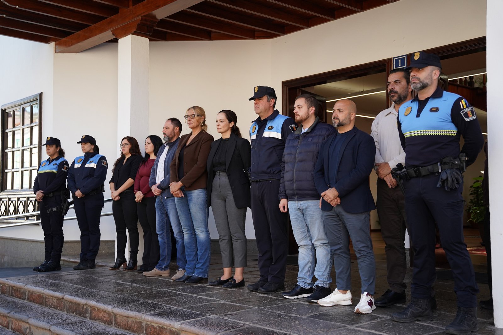 El Ayuntamiento de Arona ha decretado dos días de luto oficial en el municipio como muestra de dolor, respeto y solidaridad tras el trágico suceso ocurrido en la madrugada de este viernes. El Consistorio expresa su profundo pesar, guardó un minuto de silencio y traslada su apoyo y condolencias a la familia afectada.

Durante este periodo, las banderas de los edificios municipales ondearán a media asta en señal de duelo por esta irreparable pérdida. Este viernes, 20 de febrero, a las 12:00 horas, se guardó un minuto de silencio en la Plaza del Ayuntamiento como gesto de acompañamiento a la familia y personas cercanas.

Según la información proporcionada por la Policía Local de Arona, los hechos se produjeron alrededor de la 01:04 horas, tras recibir un aviso de urgencia por una posible agresión grave en una vivienda del barrio de Cabo Blanco.