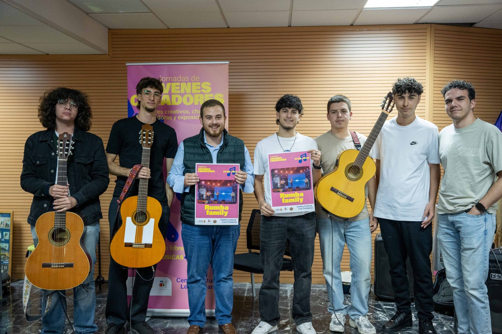 Arona promueve el talento emergente con las Jornadas de Jóvenes Creadores

El Centro Cultural de Los Cristianos será el escenario de las Jornadas de Jóvenes Creadores los días 26 y 27 de febrero. Este programa gratuito incluirá talleres, formación profesional y exhibiciones artísticas.

El Ayuntamiento de Arona ha organizado este evento con el objetivo de brindar herramientas y oportunidades a jóvenes con inquietudes creativas. Bajo el tema ‘Artes-Músicas-Palabras’, se abarcarán disciplinas como el arte urbano, la producción musical, la escritura, la danza y la gestión cultural.

El programa dará inicio el jueves 26 de febrero con talleres de arte mural y producción musical, seguidos de sesiones de orientación profesional y un taller de escritura creativa. El día concluirá con una exposición de jóvenes creadores y un espacio abierto para que artistas emergentes presenten sus trabajos.

El viernes 27 de febrero se continuarán los talleres con arte mural y danza, enfocándose en la expresión corporal y la creación escénica. Este evento busca fomentar la profesionalización y visibilidad del talento joven en el municipio de Arona.