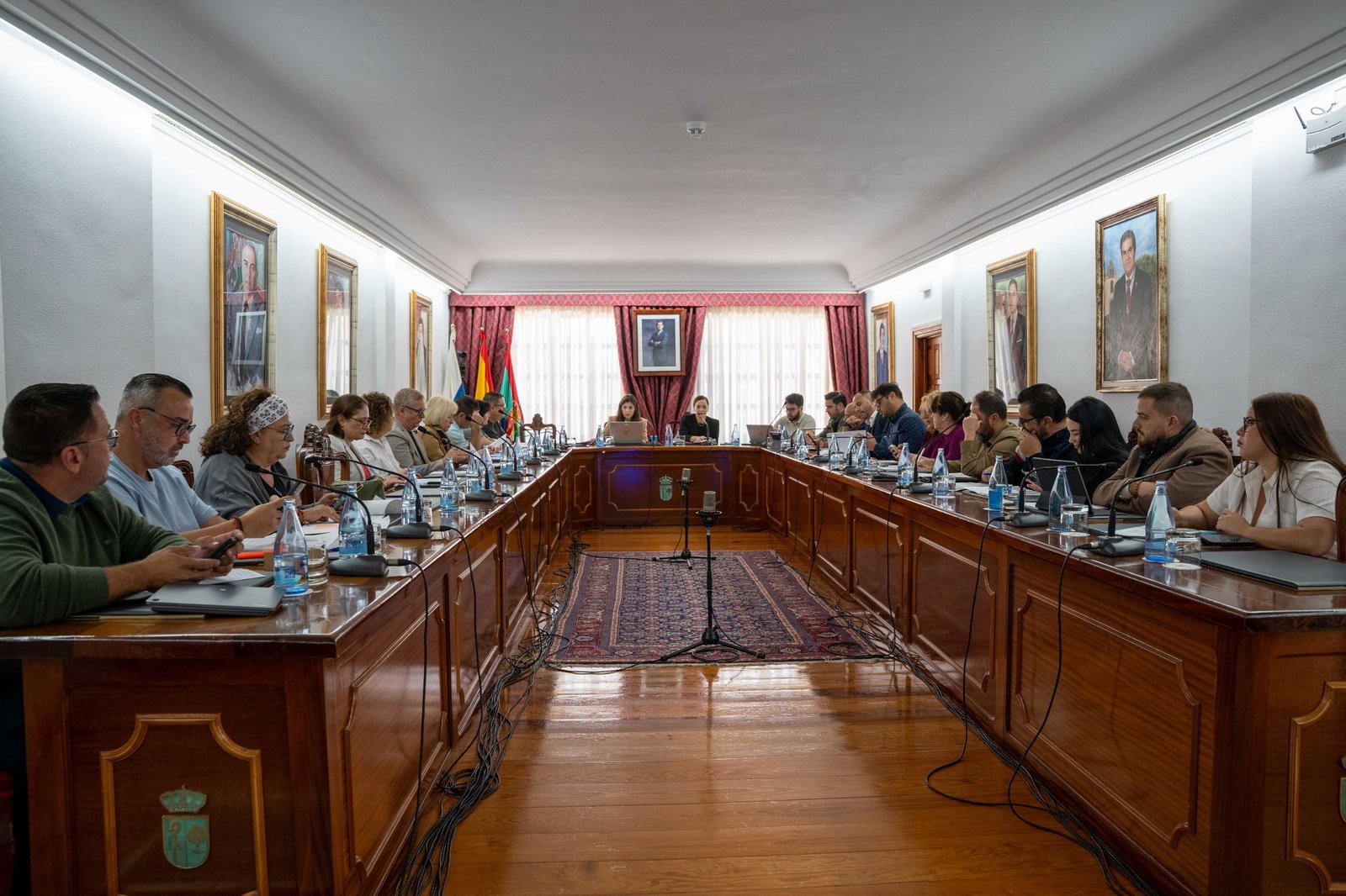 Arona se une a la Declaración Institucional de FEDER por el Día Mundial de las Personas con Enfermedades Raras

El Pleno del Ayuntamiento de Arona ha aprobado por unanimidad la adhesión a la Declaración Institucional por el Día Mundial de las Personas con Enfermedades Raras, promovida por la Federación Española de Enfermedades Raras (FEDER). Esta iniciativa, trasladada a las entidades locales a través de la Federación Canaria de Municipios (FECAM), tiene como objetivo reforzar el compromiso institucional en la visibilidad y el apoyo a las personas que padecen estas enfermedades y a sus familias.

Con esta adhesión, Arona se suma a una acción de sensibilización a nivel nacional en torno al Día Mundial de las Enfermedades Raras, que se celebra el 28 de febrero, respaldando el mensaje de la campaña de 2026 impulsada por FEDER: ‘Porque cada pERsona importa’.

Según la documentación enviada por FEDER, las enfermedades raras son aquellas cuya prevalencia está por debajo de 5 casos por cada 10.000 habitantes en la Unión Europea. Aunque afectan individualmente a un número reducido de personas, su impacto global es significativo: se estima que en España conviven más de 3 millones de personas con una enfermedad rara, ya sea con o sin diagnóstico.

Además, se han identificado 6.528 enfermedades raras, muchas de origen genético y con manifestaciones en edades tempranas. FEDER destaca desafíos como el retraso en el diagnóstico, con esperas prolongadas en muchos casos, y la falta de tratamientos para la mayoría de estas patologías.

En este contexto, la Declaración Institucional de FEDER resalta la desigualdad en el acceso a recursos sanitarios y sociales, así como la necesidad de fortalecer la respuesta pública de manera coordinada, con la participación de pacientes y entidades representativas.