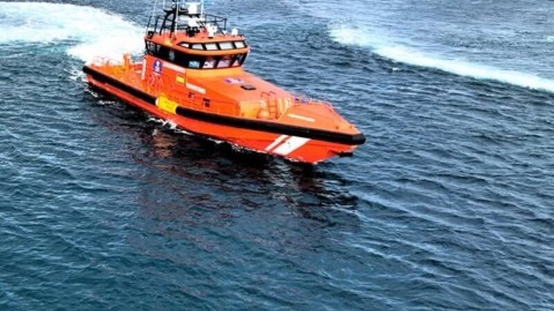 Arriban a Gran Tarajal los 59 migrantes rescatados por Salvamento a 61 kilómetros de Canarias.