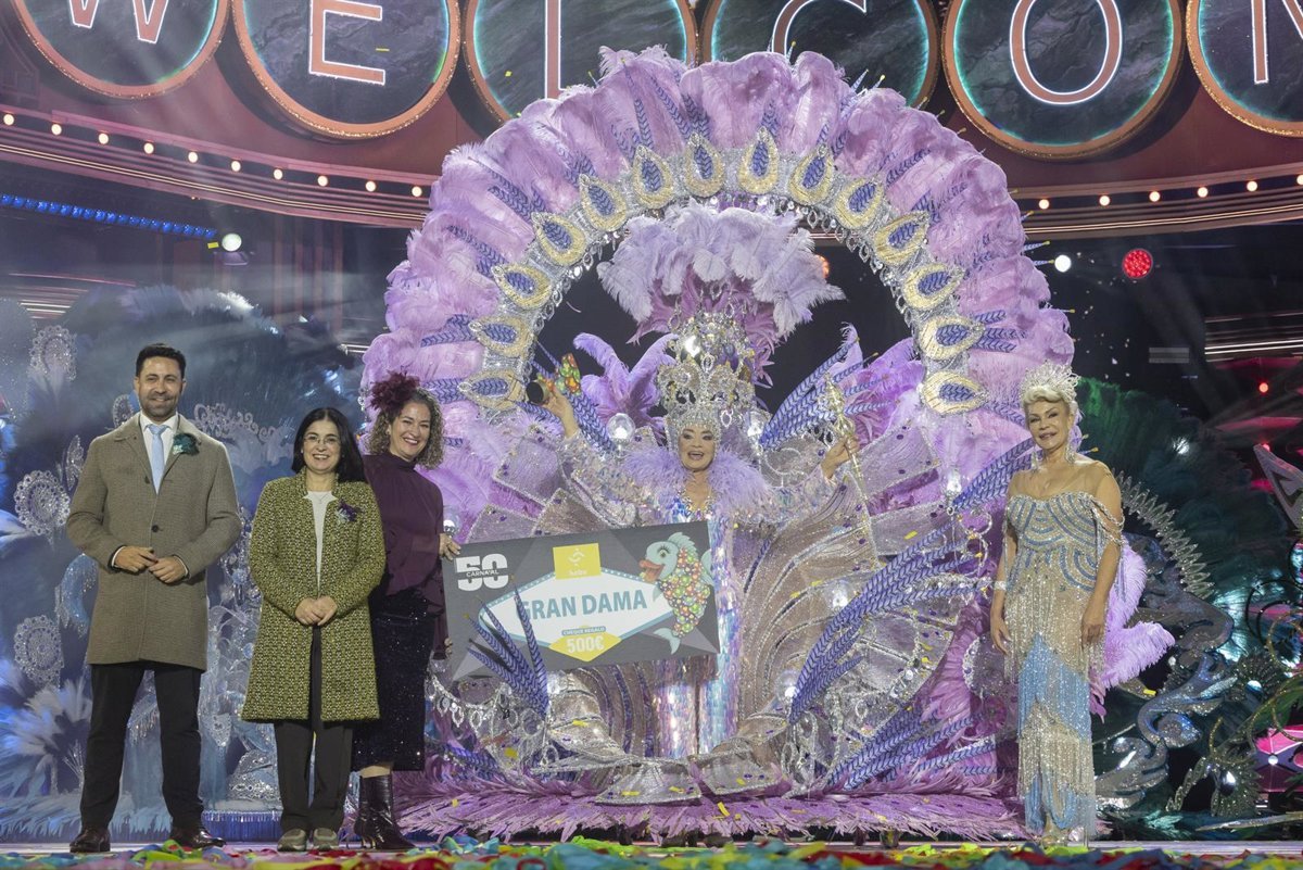 Carmen Rosa Toledo se corona como Gran Dama del Carnaval de Las Palmas de Gran Canaria con la fantasía ‘La suerte de reencontrarnos’ y recibe un premio de 500 euros.