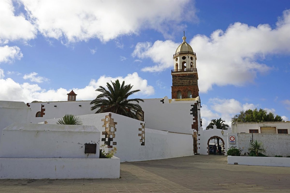 Dos menores de 9 y 14 años resultan heridos al chocar sus motos en Teguise (Lanzarote)