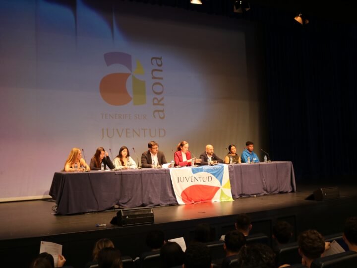 El Auditorio Infanta Leonor acoge el segundo Pleno Juvenil de Arona con estudiantes del IES Ichasagua

El Auditorio Infanta Leonor de Los Cristianos fue escenario del segundo Pleno Juvenil de Arona, donde estudiantes de 4º de la ESO del IES Ichasagua presentaron propuestas sobre vivienda, movilidad, servicios públicos, juventud y deporte.

El encuentro busca fomentar la participación juvenil y el conocimiento del funcionamiento institucional, ofreciendo un espacio de diálogo sobre la realidad del municipio.

Durante el pleno, los estudiantes representaron a vecinos y abordaron temas como vivienda, servicios sociales, movilidad, medio ambiente, seguridad, cultura, deporte y promoción económica.

La alcaldesa, Fátima Lemes Reverón, y concejales participaron para responder a las cuestiones planteadas y explicar las competencias municipales.

Las intervenciones se centraron en el acceso a la vivienda, atención a personas vulnerables, mejora de espacios públicos, movilidad, cultura, ocio juvenil y apoyo al empleo joven.