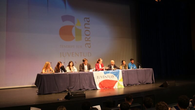 El Auditorio Infanta Leonor acoge el segundo Pleno Juvenil de Arona con estudiantes del IES Ichasagua

El Auditorio Infanta Leonor de Los Cristianos fue escenario del segundo Pleno Juvenil de Arona, donde estudiantes de 4º de la ESO del IES Ichasagua presentaron propuestas sobre vivienda, movilidad, servicios públicos, juventud y deporte.

El encuentro busca fomentar la participación juvenil y el conocimiento del funcionamiento institucional, ofreciendo un espacio de diálogo sobre la realidad del municipio.

Durante el pleno, los estudiantes representaron a vecinos y abordaron temas como vivienda, servicios sociales, movilidad, medio ambiente, seguridad, cultura, deporte y promoción económica.

La alcaldesa, Fátima Lemes Reverón, y concejales participaron para responder a las cuestiones planteadas y explicar las competencias municipales.

Las intervenciones se centraron en el acceso a la vivienda, atención a personas vulnerables, mejora de espacios públicos, movilidad, cultura, ocio juvenil y apoyo al empleo joven.