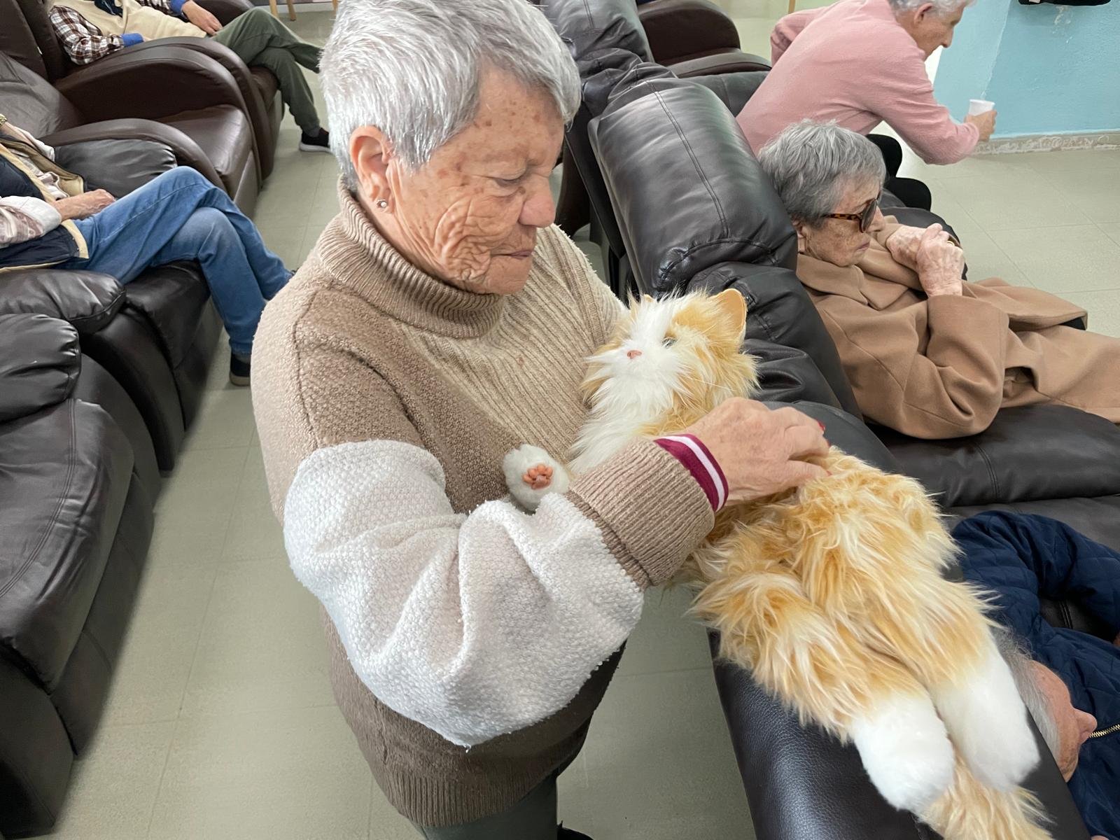 El Centro de Día Acaymo incluye gato robótico en terapias para mayores.