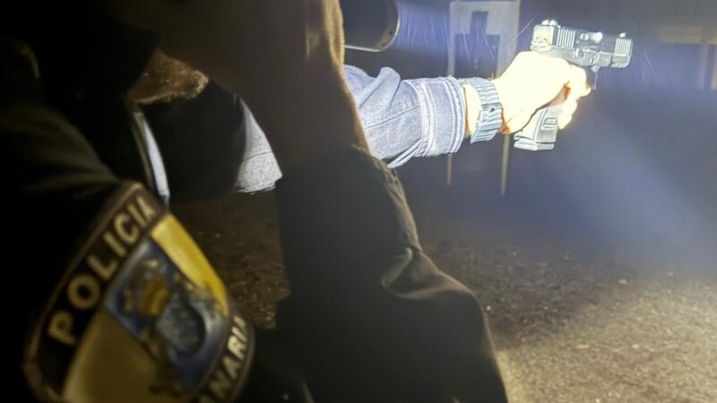 La Policía Local de Arona refuerza su preparación con formación de tiro policial obligatoria

La Policía Local de Arona está llevando a cabo una intensa formación de tiro policial para garantizar la seguridad y el cumplimiento del Decreto 20/2020. Esta capacitación se enfoca en el uso responsable de armas y en escenarios de baja luminosidad.

En cumplimiento del Decreto 20/2020, los agentes de la Policía Local de Arona están recibiendo una nueva sesión de formación de tiro policial. Este decreto busca homogeneizar los medios técnicos y defensivos de las policías locales en Canarias, así como establecer criterios de seguridad para su personal y regular aspectos relacionados con la formación obligatoria.

La formación, de carácter obligatorio y continuo, permite a los agentes adquirir y perfeccionar destrezas en el manejo de armas de fuego reglamentarias. Esto los prepara para situaciones operativas reales y refuerza las medidas de seguridad en su manipulación.

Bajo la supervisión de instructores habilitados por la Dirección General de Estudios, Formación e Investigación en Seguridad Pública, los agentes realizan ejercicios especializados de tiro. Estos se centran especialmente en condiciones de baja luminosidad, comunes en intervenciones nocturnas o en entornos con visibilidad reducida.