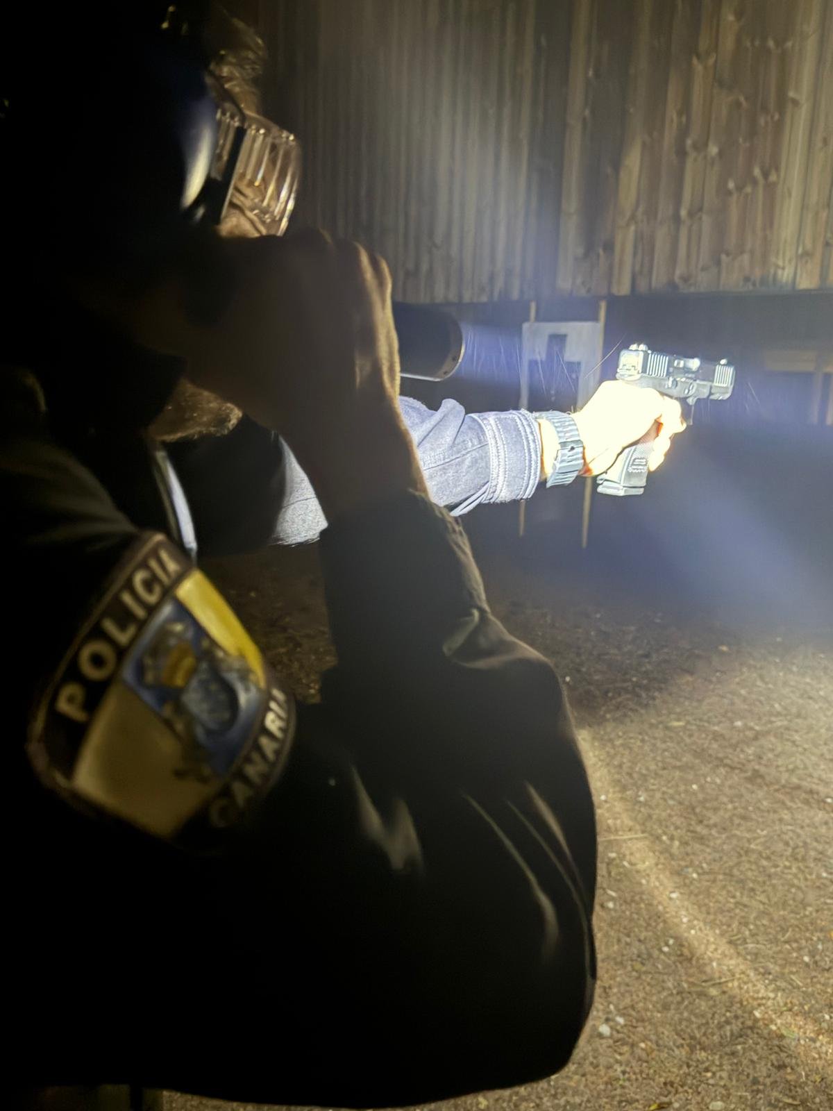 La Policía Local de Arona refuerza su preparación con formación de tiro policial obligatoria

La Policía Local de Arona está llevando a cabo una intensa formación de tiro policial para garantizar la seguridad y el cumplimiento del Decreto 20/2020. Esta capacitación se enfoca en el uso responsable de armas y en escenarios de baja luminosidad.

En cumplimiento del Decreto 20/2020, los agentes de la Policía Local de Arona están recibiendo una nueva sesión de formación de tiro policial. Este decreto busca homogeneizar los medios técnicos y defensivos de las policías locales en Canarias, así como establecer criterios de seguridad para su personal y regular aspectos relacionados con la formación obligatoria.

La formación, de carácter obligatorio y continuo, permite a los agentes adquirir y perfeccionar destrezas en el manejo de armas de fuego reglamentarias. Esto los prepara para situaciones operativas reales y refuerza las medidas de seguridad en su manipulación.

Bajo la supervisión de instructores habilitados por la Dirección General de Estudios, Formación e Investigación en Seguridad Pública, los agentes realizan ejercicios especializados de tiro. Estos se centran especialmente en condiciones de baja luminosidad, comunes en intervenciones nocturnas o en entornos con visibilidad reducida.