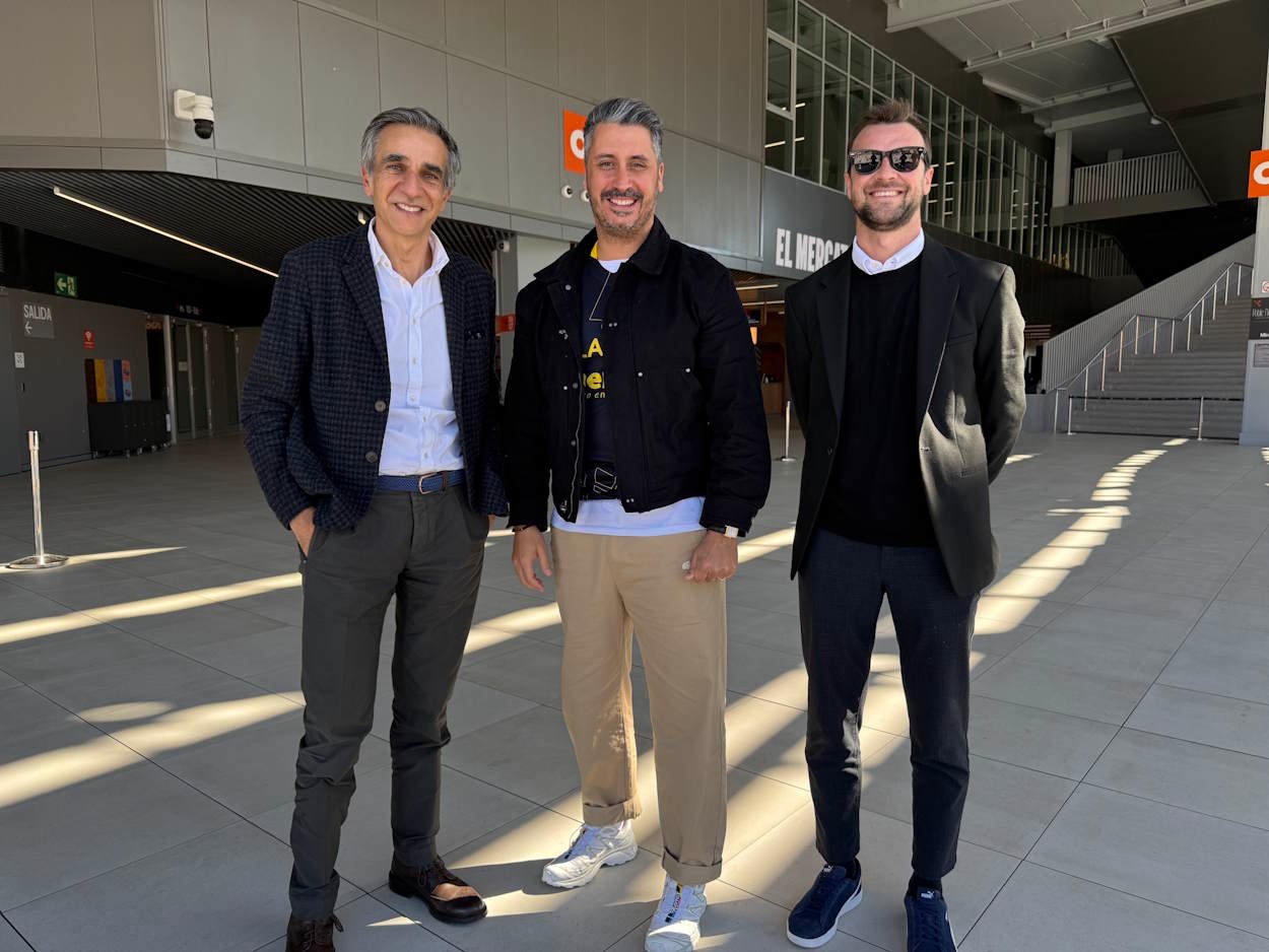 Luis Yeray Gutiérrez conoce el proyecto del Roig Arena, uno de los pabellones más modernos de Europa.