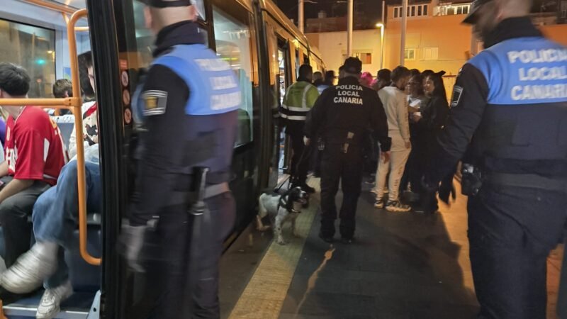 Refuerzo policial en paradas de guaguas y Tranvía durante Carnaval en La Laguna.
