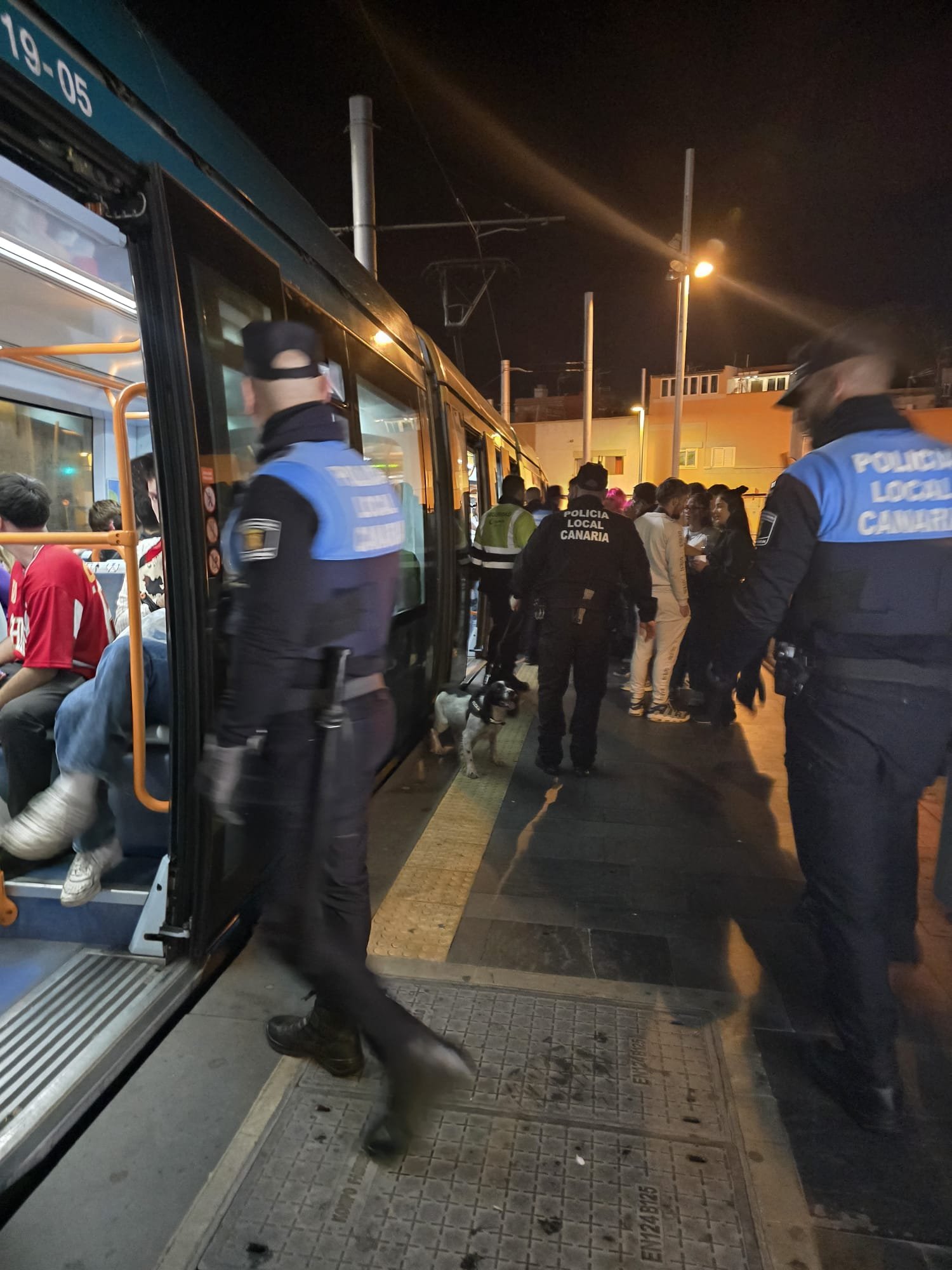 Refuerzo policial en paradas de guaguas y Tranvía durante Carnaval en La Laguna.