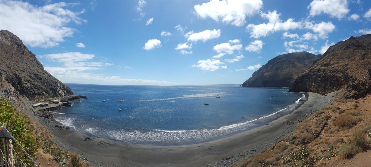 Rescatan en helicóptero a hombre herido tras caída en la playa de Antequera