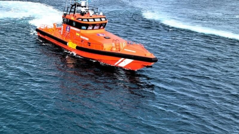 Salvamento Marítimo intercepta una embarcación con 60 inmigrantes cerca de Fuerteventura