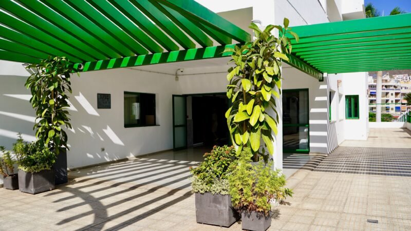 Se ofrecen plazas en el Centro de Día de la Residencia de Mayores de Los Cristianos desde el 25 al 29 de agosto de 2022. Este servicio está disponible de lunes a viernes de 9:00 a 18:00 en la Residencia de Mayores de Los Cristianos, excluyendo los fines de semana y festivos.

Para acceder al Centro de Día, se deben cumplir los siguientes requisitos:
– Tener 60 años o más y no estar en activo.
– Estar empadronado en el municipio de Arona durante al menos 1 año consecutivo antes de la solicitud.
– Ser autónomo en las actividades de la vida diaria.

La presentación de solicitudes se realiza mediante el modelo general 005, desde el 5 al 19 de agosto de 2022, en la Sede Electrónica o en la Residencia de Mayores de Los Cristianos y las Oficinas de Adesa en Arona.

Las alegaciones se pueden presentar del 25 al 29 de agosto de 2022, también a través de la Sede Electrónica o en los lugares mencionados anteriormente.

Se ha publicado el listado definitivo de admisiones de usuarios en el Centro de Día de la Residencia de Mayores de Los Cristianos.