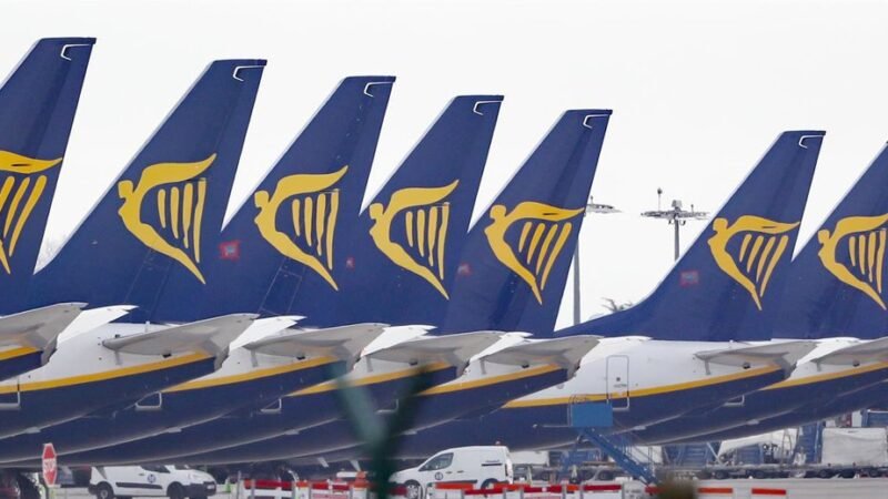 Un pasajero conflictivo de Ryanair multado con 15.000 euros por alterar vuelo a Lanzarote
