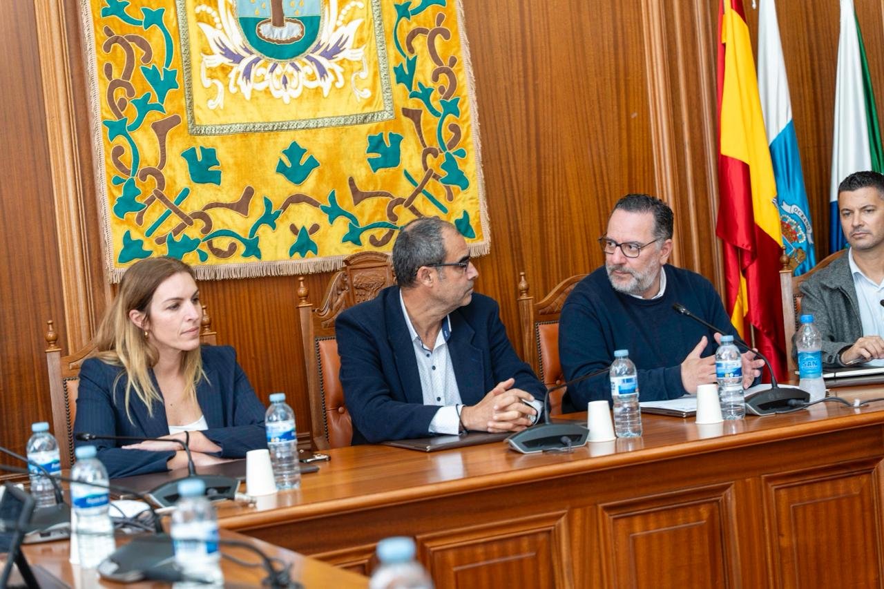 Visita del consejero de Educación a El Hierro para abordar demandas educativas