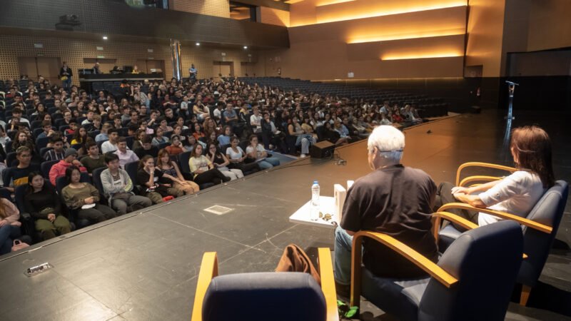 Arona impulsa cursos de formación en institutos para combatir la trata de personas y la prostitución

En el marco del programa O’Cambalache, que busca erradicar la prostitución y la trata de personas, se están llevando a cabo cursos formativos en los institutos de Arona. Estos cursos comenzarán este mes con los estudiantes de primer curso de Bachillerato, iniciando el día 19 en las tres aulas del IES Guaza, para luego continuar en el IES Las Galletas y, a partir de mayo, en el resto de centros de secundaria de Arona. Todo esto está siendo organizado por el Área de Violencia de Género.

Los institutos de Arona recibirán en los próximos meses cursos de formación y sensibilización contra la trata de personas y la prostitución. Estos cursos, enmarcados en el programa O’Cambalache, buscan atender a personas vulnerables a la exclusión y la violencia. Se ha firmado un convenio de colaboración entre la Fundación Cruz Blanca y el Patronato de Servicios Sociales del Ayuntamiento de Arona para llevar a cabo esta iniciativa.

La prostitución está estrechamente relacionada con la exclusión social y causa un gran deterioro personal, social y psicológico. Es fundamental acompañar a estas personas y ofrecerles alternativas viables. La Fundación Cruz Blanca, en colaboración con el Patronato de Servicios Sociales, lleva años trabajando en el municipio y ha renovado su compromiso para seguir interviniendo a través del programa O’Cambalache.

El proyecto O’Cambalache consiste en detectar y brindar atención especializada e integral a personas, principalmente mujeres, en situación de prostitución y/o víctimas de trata con fines de explotación sexual, utilizando unidades móviles de acercamiento y mediación social. La unidad móvil se traslada a los lugares de ejercicio de la prostitución para captar a las mujeres, siendo fundamental acercarse a sus sitios de trabajo, ya sea en espacios públicos como clubs o en la calle, así como en entornos cerrados o aislados como pisos o viviendas particulares.

El propósito principal del programa es brindar a las personas en situación de prostitución las habilidades, materiales preventivos e información necesaria para adoptar conductas saludables, facilitando su incorporación sanitaria, social y laboral, promoviendo su acceso a recursos públicos y fomentando su autonomía personal.