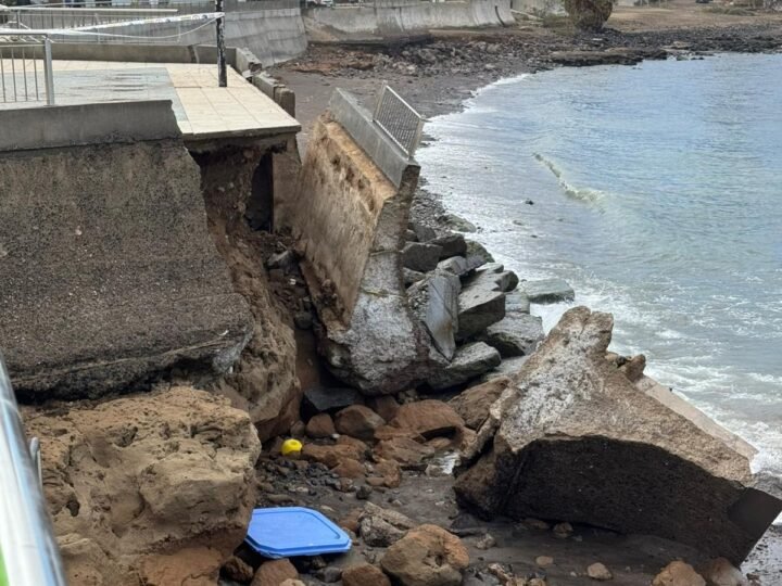 Arona comienza los trabajos en el paseo de Los Tarajales tras los daños provocados por la borrasca.