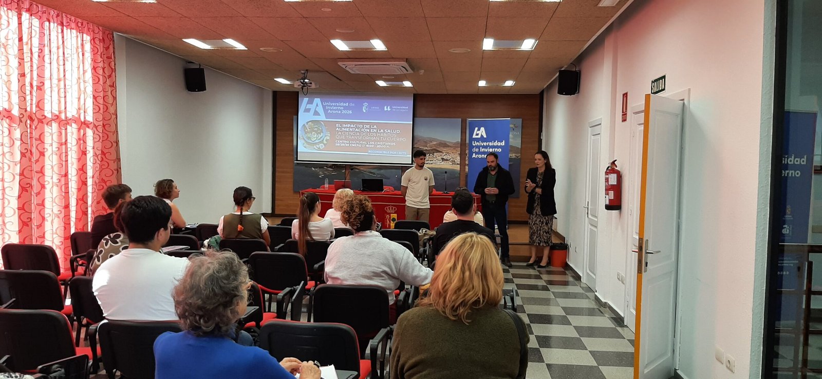 Arona concluye con éxito la décima edición de la Universidad de Invierno con una puntuación media de 4,9 sobre 5

Un total de 115 participantes completaron con éxito los seis cursos ofrecidos entre enero y marzo en el Centro Cultural de Los Cristianos.

La Universidad de Invierno de Arona 2026 ha finalizado su décima edición con la participación de 115 personas y una puntuación media de 4,90 sobre 5, consolidándose como una propuesta de extensión universitaria muy popular en el sur de Tenerife.

El Ayuntamiento de Arona, a través de la Concejalía de Educación y en colaboración con la Universidad de La Laguna, promueve esta iniciativa educativa que acerca el conocimiento académico a los ciudadanos del sur de la isla mediante cursos accesibles y de calidad universitaria.

La Universidad de Invierno forma parte del convenio firmado en 2016 entre el Ayuntamiento de Arona y la Universidad de La Laguna para impulsar las actividades de Extensión Universitaria en el municipio, ofreciendo una formación cultural y educativa orientada a la educación continua, el perfeccionamiento y la especialización.

En esta décima edición se ofrecieron 150 plazas distribuidas en seis cursos de 12 horas cada uno, impartidos entre enero y marzo en el Centro Cultural de Los Cristianos, todos ellos reconocidos con un crédito ECTS.

Las temáticas abordadas incluyeron alimentación y salud, catástrofes naturales de origen geológico, lengua de signos española, resiliencia, derechos de las personas mayores y capacitación básica para el pilotaje de drones, con contenidos respaldados por profesores de la Universidad de La Laguna.

La diversidad de perfiles entre los participantes, tanto en formación como en ocupación, ha sido uno de los aspectos más destacados de esta edición, reforzando el objetivo de acercar el conocimiento universitario a todos los ciudadanos interesados en ampliar su formación.

Los cursos se llevaron a cabo en horario de 16:00 a 20:00 horas y tuvieron una matrícula general de 20 euros, reducida a 10 euros para los residentes de Arona, con el fin de facilitar el acceso a la formación.