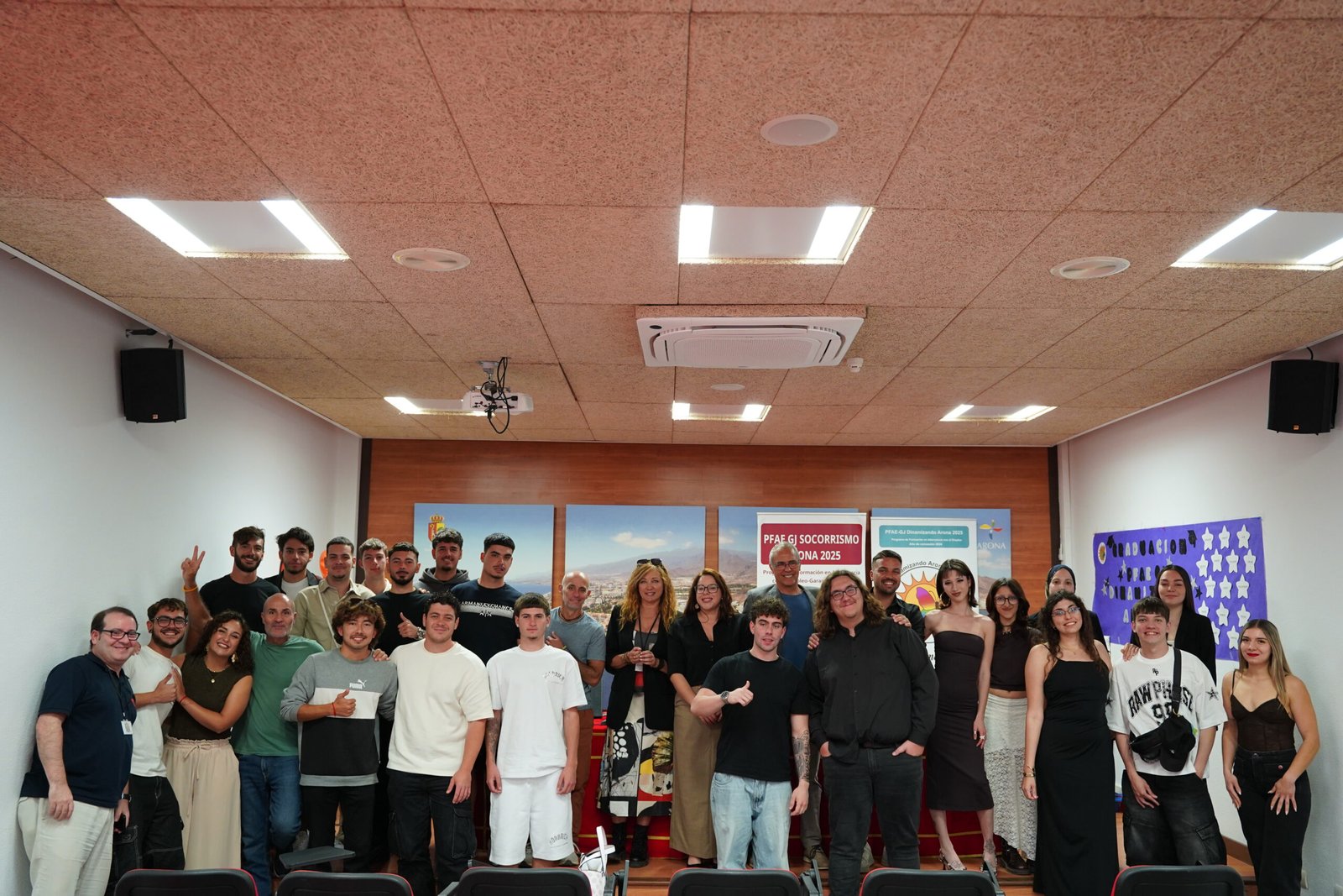Arona finaliza los PFAE 2025 formando a 30 jóvenes en socorrismo y dinamización

El Ayuntamiento de Arona clausuró los proyectos PFAE-GJ Socorrismo Arona 2025 y PFAE-GJ Dinamizando Arona 2025, en los cuales 30 jóvenes desempleados inscritos en Garantía Juvenil fueron formados en socorrismo y dinamización. Durante once meses, el alumnado trabajó en playas y recursos municipales, combinando aprendizaje teórico con experiencia laboral mediante contratos de trabajo vinculados a servicios de utilidad pública.

El proyecto PFAE-GJ Dinamizando Arona 2025 permitió a los alumnos desarrollar servicios en distintos recursos municipales, como zonas comerciales abiertas, ludotecas, casas de la juventud, plazas públicas, el mercado municipal, espacios culturales y servicios sociales. Por otro lado, el PFAE-GJ Socorrismo Arona 2025 ofreció formación en socorrismo en espacios acuáticos naturales e instalaciones acuáticas, donde los alumnos pudieron poner en práctica sus conocimientos mediante la prestación de servicios de vigilancia y prevención en las playas del municipio.

Ambos programas, que contaron con una subvención de 371.152,2 euros del Servicio Canario de Empleo, tienen como objetivo facilitar el acceso al mercado laboral de personas desempleadas sin formación específica en una profesión, brindándoles competencias profesionales y experiencia práctica en entornos de trabajo reales.