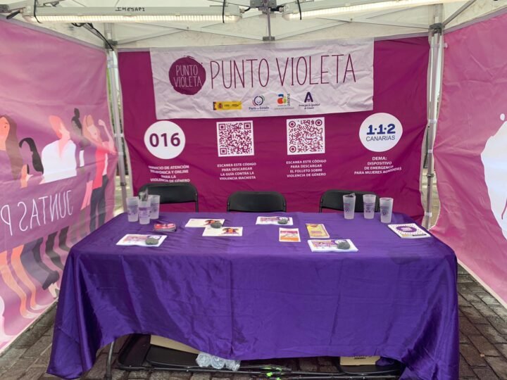 Arona implementa los Puntos Violeta en el Carnaval de Los Cristianos para fortalecer la prevención y la atención inmediata

El Ayuntamiento de Arona activará el dispositivo Punto Violeta durante varias de las jornadas de mayor afluencia del Carnaval Internacional de Los Cristianos 2026, con el objetivo de reforzar la prevención, la información a la ciudadanía y la atención inmediata especializada ante posibles situaciones de violencia de género y violencia sexual en el entorno festivo.

Los Puntos Violeta son espacios de información, asesoramiento e intervención en casos de violencia de género y violencia sexual. Su finalidad es informar y sensibilizar a la ciudadanía, desarrollando funciones de prevención, así como ofrecer una asistencia inmediata, especializada y multidisciplinar a mujeres víctimas de violencias machistas y/o que sufran una agresión sexual durante las fiestas.

Este recurso se presta en colaboración y coordinación con el dispositivo de emergencias y seguridad, con el fin de garantizar una respuesta rápida y adecuada ante cualquier incidencia que requiera atención.

Horarios del Punto Violeta durante el Carnaval de Los Cristianos 2026:

– Sábado 7 de marzo, de 18:00 a 03:00 horas (Primer Carnaval de Día)
– Viernes 13 de marzo, de 18:00 a 05:00 horas (Gala Drag Queen y verbena)
– Sábado 14 de marzo, de 15:00 a 05:00 horas (Segundo Carnaval de Día)
– Domingo 15 de marzo, de 16:00 a 02:00 horas (Coso y verbena)

Con esta medida, Arona refuerza su compromiso con unas fiestas más seguras, responsables y libres de violencias machistas, especialmente en aquellos actos que concentran a un mayor número de personas. Asimismo, recuerda la importancia de disfrutar del Carnaval desde el respeto, la convivencia y la corresponsabilidad, y anima a la ciudadanía a hacer uso de este servicio de información y apoyo ante cualquier situación de violencia machista o agresión sexual.