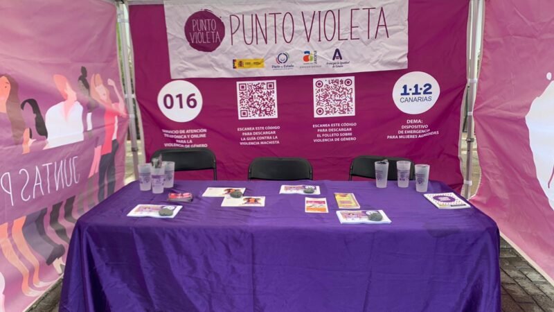 Arona implementa los Puntos Violeta en el Carnaval de Los Cristianos para fortalecer la prevención y la atención inmediata

El Ayuntamiento de Arona activará el dispositivo Punto Violeta durante varias de las jornadas de mayor afluencia del Carnaval Internacional de Los Cristianos 2026, con el objetivo de reforzar la prevención, la información a la ciudadanía y la atención inmediata especializada ante posibles situaciones de violencia de género y violencia sexual en el entorno festivo.

Los Puntos Violeta son espacios de información, asesoramiento e intervención en casos de violencia de género y violencia sexual. Su finalidad es informar y sensibilizar a la ciudadanía, desarrollando funciones de prevención, así como ofrecer una asistencia inmediata, especializada y multidisciplinar a mujeres víctimas de violencias machistas y/o que sufran una agresión sexual durante las fiestas.

Este recurso se presta en colaboración y coordinación con el dispositivo de emergencias y seguridad, con el fin de garantizar una respuesta rápida y adecuada ante cualquier incidencia que requiera atención.

Horarios del Punto Violeta durante el Carnaval de Los Cristianos 2026:

– Sábado 7 de marzo, de 18:00 a 03:00 horas (Primer Carnaval de Día)
– Viernes 13 de marzo, de 18:00 a 05:00 horas (Gala Drag Queen y verbena)
– Sábado 14 de marzo, de 15:00 a 05:00 horas (Segundo Carnaval de Día)
– Domingo 15 de marzo, de 16:00 a 02:00 horas (Coso y verbena)

Con esta medida, Arona refuerza su compromiso con unas fiestas más seguras, responsables y libres de violencias machistas, especialmente en aquellos actos que concentran a un mayor número de personas. Asimismo, recuerda la importancia de disfrutar del Carnaval desde el respeto, la convivencia y la corresponsabilidad, y anima a la ciudadanía a hacer uso de este servicio de información y apoyo ante cualquier situación de violencia machista o agresión sexual.