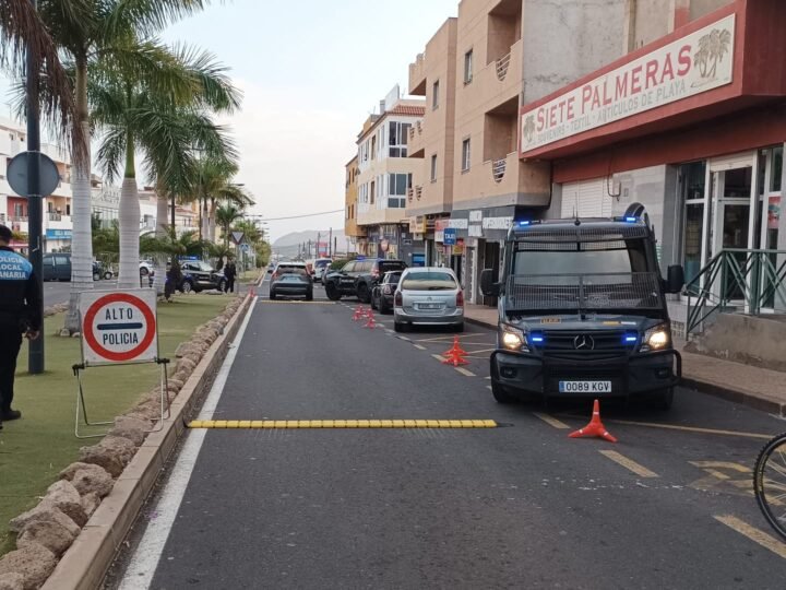 Arona refuerza la seguridad ciudadana con nuevos dispositivos preventivos de la Policía Local

Durante el primer trimestre del año, la Policía Local de Arona ha intensificado su presencia y actuaciones en Costa del Silencio, Guaza, El Palm-Mar y El Fraile, con el objetivo de reforzar la seguridad ciudadana y mejorar la convivencia vecinal.

En estos operativos preventivos, se llevaron a cabo controles selectivos de vehículos y personas, identificando a numerosos individuos. Además, se atendieron diversas incidencias comunicadas por vecinos, como molestias por ruidos, alteraciones del orden público y pequeños altercados en la vía pública.

En cuanto a las cifras, se realizaron cerca de una treintena de controles preventivos, con 29 detenciones realizadas. Entre las detenciones, 14 estuvieron relacionadas con violencia de género, ocho por robo de vehículo a motor, dos por usurpaciones y el resto por diferentes delitos.

Además, se tramitaron 64 actas por infracciones a la Ley de Protección de la Seguridad Ciudadana, destacando 50 por consumo de estupefacientes en la vía pública, así como sanciones por faltas de respeto a los agentes, desobediencia a la autoridad, alteraciones del orden público o porte de armas prohibidas.