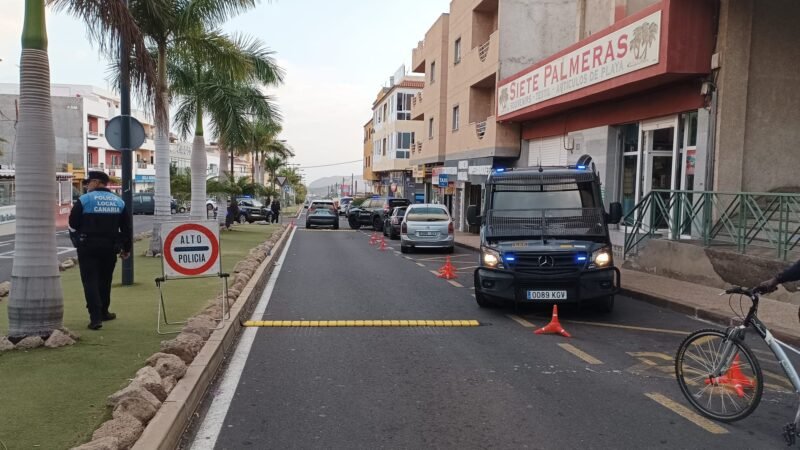 Arona refuerza la seguridad ciudadana con nuevos dispositivos preventivos de la Policía Local

Durante el primer trimestre del año, la Policía Local de Arona ha intensificado su presencia y actuaciones en Costa del Silencio, Guaza, El Palm-Mar y El Fraile, con el objetivo de reforzar la seguridad ciudadana y mejorar la convivencia vecinal.

En estos operativos preventivos, se llevaron a cabo controles selectivos de vehículos y personas, identificando a numerosos individuos. Además, se atendieron diversas incidencias comunicadas por vecinos, como molestias por ruidos, alteraciones del orden público y pequeños altercados en la vía pública.

En cuanto a las cifras, se realizaron cerca de una treintena de controles preventivos, con 29 detenciones realizadas. Entre las detenciones, 14 estuvieron relacionadas con violencia de género, ocho por robo de vehículo a motor, dos por usurpaciones y el resto por diferentes delitos.

Además, se tramitaron 64 actas por infracciones a la Ley de Protección de la Seguridad Ciudadana, destacando 50 por consumo de estupefacientes en la vía pública, así como sanciones por faltas de respeto a los agentes, desobediencia a la autoridad, alteraciones del orden público o porte de armas prohibidas.