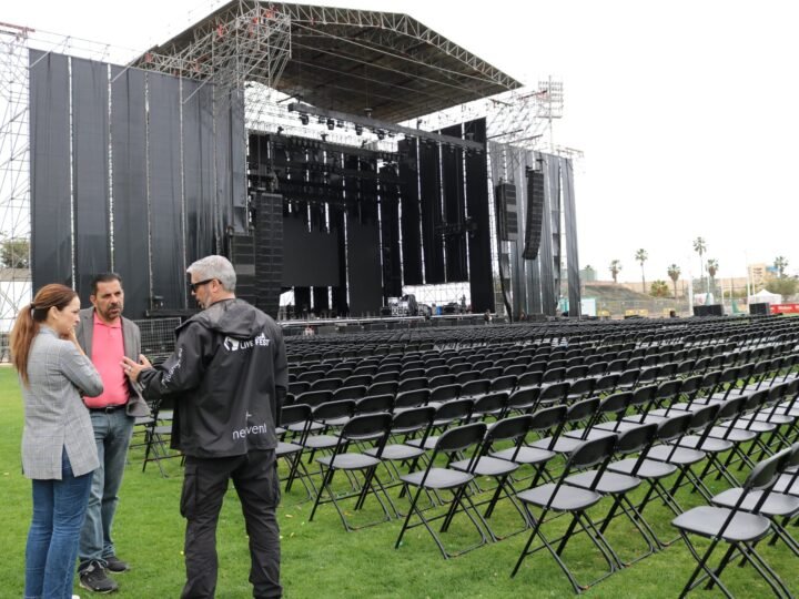 Arona se prepara para recibir a Laura Pausini en concierto en el Estadio Antonio Domínguez

El próximo domingo 29 de marzo, Arona se prepara para acoger el concierto de Laura Pausini en el Estadio Antonio Domínguez (Playa de Las Américas), un evento musical de gran envergadura que reunirá a miles de asistentes en el recinto. Este concierto será el primero completo de la artista italiana en Tenerife y está programado para las 20:30 horas, como parte del YO CANTO WORLD TOUR 2026/2027.

Con una exitosa carrera internacional respaldada por más de 75 millones de discos vendidos y reconocimientos como el GRAMMY, cuatro Latin GRAMMYs y un Globo de Oro, el concierto promete ser uno de los eventos musicales más destacados del año en Canarias.

El espectáculo forma parte de la gira mundial vinculada al proyecto ‘Yo Canto 2’, en el que se combinarán grandes éxitos con repertorio más reciente en un formato diseñado para abarcar diferentes etapas de la carrera de la artista y conectar con diversas generaciones de público.

Para garantizar el correcto desarrollo del evento, el Ayuntamiento ha coordinado un dispositivo especial de movilidad y seguridad e insta a los asistentes a planificar sus desplazamientos con antelación, priorizando el uso del transporte público siempre que sea posible, con el fin de reducir congestiones y facilitar el acceso al recinto.

Por otro lado, se han establecido restricciones temporales de estacionamiento y circulación en el terraplén de tierra ubicado junto al estadio (zona del Estadio Olímpico y calle Siete Islas, Playa de Las Américas) desde las 07:00 horas del 20 de marzo hasta las 23:00 horas del 5 de abril de 2026, con el objetivo de facilitar las labores de montaje, servicios y logística relacionadas con el concierto.

En cuanto al acceso de menores, los menores de 16 años podrán ingresar al recinto acompañados por un adulto responsable, mientras que las personas de 16 y 17 años deberán presentar una autorización firmada por sus padres o tutores legales.