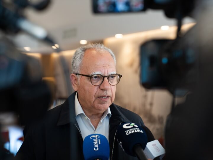 Curbelo destaca esfuerzo del Cabildo para mantener inversiones del Fdcan con recursos propios.