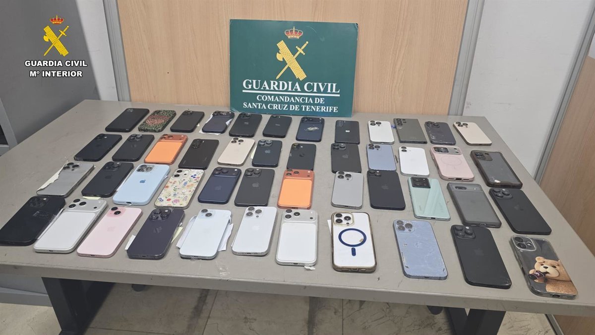 Detenido con 47 móviles en equipaje facturado en aeropuerto Tenerife Norte