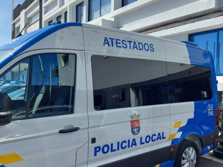 Dos jóvenes interceptados en Lanzarote por conducir sin permiso debido a la pérdida total de puntos.