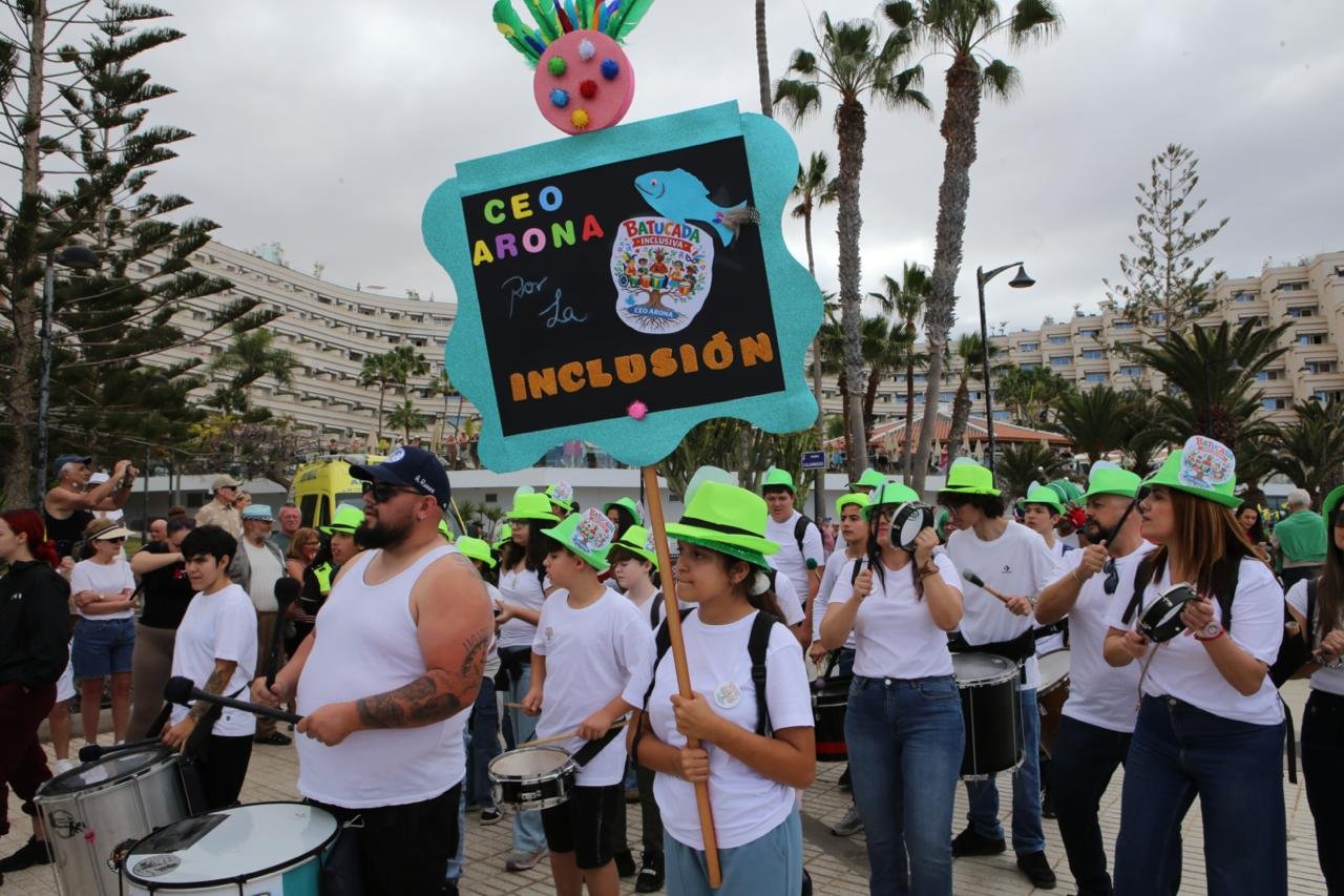 El Carnaval Internacional de Los Cristianos 2026 celebra su pasacalle por la inclusión

Un evento emocionante tuvo lugar en el Carnaval Internacional de Los Cristianos 2026, con la celebración del pasacalle por la inclusión. Cerca de mil personas de centros educativos del sur de la isla y otros lugares se unieron en un desfile festivo, accesible y diverso.

Presentado por Patricia Polegre y con la presencia de la alcaldesa de Arona, Fátima Lemes Reverón, junto al concejal de Fiestas, Alexis Gómez, el pasacalle llenó de color, ritmo y alegría las calles de Los Cristianos. Fue una mañana dedicada a celebrar la diversidad a través de la participación y la convivencia.

El recorrido comenzó en el paseo Calarredes, cerca del Gran Hotel Arona, y continuó por el paseo marítimo de la bahía de Los Cristianos, la avenida Juan Alfonso Batista y la plaza de Los Caídos, hasta llegar a la Plaza de la Pescadora. Allí, las actuaciones del CO Isla Baja y del CO Rosas del Guanche mantuvieron la energía y la alegría del evento.

Durante todo el desfile, la música de las batucadas, la participación de los centros educativos y el apoyo del voluntariado marcaron el ritmo de la jornada. La inclusión estuvo presente no solo en el mensaje, sino también en la organización del evento, con medidas de accesibilidad y una zona sin ruido para aquellos con hipersensibilidad auditiva.

El Carnaval de Los Cristianos demostró una vez más su capacidad para acoger, unir y emocionar a todos los participantes, dejando una imagen significativa de un espacio inclusivo y diverso.