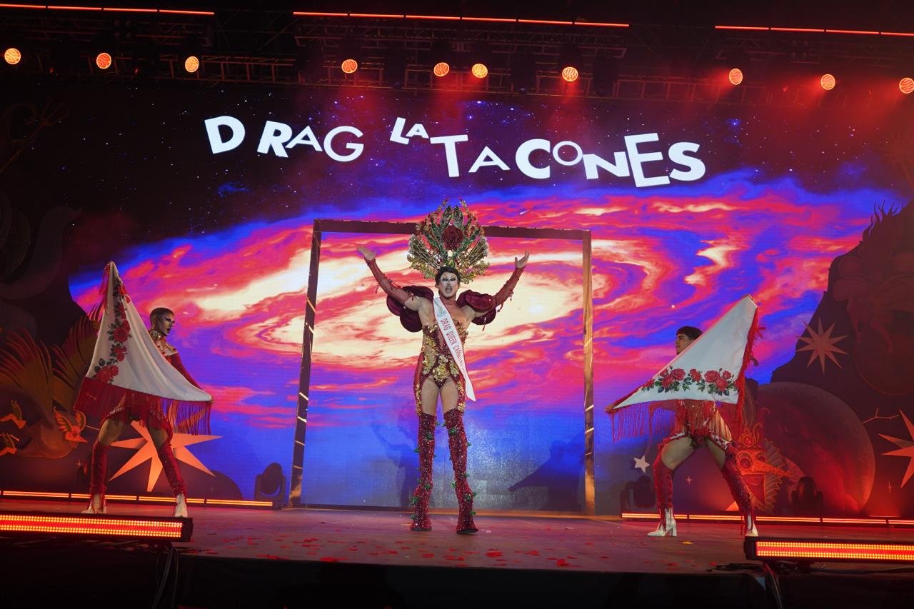 El viernes por la noche, el espectáculo Drag Queen llenó de creatividad, arte y libertad el Carnaval Internacional de Los Cristianos. El recinto carnavalero fue testigo de una velada marcada por la fantasía y la diversidad, con la participación de transformistas y drags reconocidos como Alaya Oliva, Minerva Reyes, Zhora León, Drag Nilo, Drag Lucifer, Drag Eider, Drag Lemnos, Drag Equinox y La Tacones. La gala estuvo amenizada por la voz de Daniel Tejera y la actuación de Divas con Roser, presentada por Tomás Galván y Sethlas.

Tras el espectáculo Drag, la noche continuó con una verbena en el Recinto del Carnaval, con las orquestas Wamampy y Maquinaria Band. Además, la Zona DJ ofreció dos ambientes en la Plaza del Pescador y la calle Valle Menéndez para seguir disfrutando del Carnaval.

Durante la tarde, se celebró el tradicional Baile de los Mayores del Carnaval en el Centro Cultural de Los Cristianos. El Carnaval Internacional de Los Cristianos continúa este sábado con una programación inspirada en “El Espacio, carnaval de otra galaxia”.