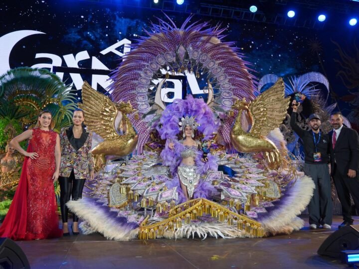 En una noche llena de brillo y espectáculo, Sheila Oliva Melchor se coronó como Reina del Carnaval Internacional de Los Cristianos 2026 con su impresionante fantasía ‘Hasta las estrellas’. La Gala de Elección contó con la participación de seis candidatas que deslumbraron al público con su creatividad y elegancia, marcando así el punto culminante de las festividades.

Sheila, representante de Loro Parque y Siam Park, fue la protagonista de la noche al recibir el cetro en un escenario inspirado en el universo, diseñado por Yosué Riverol. Junto a ella, Elisa Cabello Valentín fue nombrada Primera Dama de Honor con la fantasía ‘Por amor’, patrocinada por Grupo Los Menceyes, mientras que Wendy Tagore Afonso se destacó como Segunda Dama de Honor con la fantasía ‘Diva’, patrocinada por Spring Hotels.

Las demás participantes en la gala demostraron una vez más el alto nivel y dedicación que caracterizan al Carnaval de Los Cristianos, consolidando así este evento como uno de los más emblemáticos y esperados del municipio.