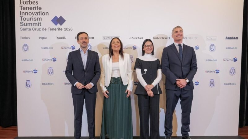 Instituciones y expertos analizan los desafíos de los destinos turísticos en Tenerife ante los cambios actuales.